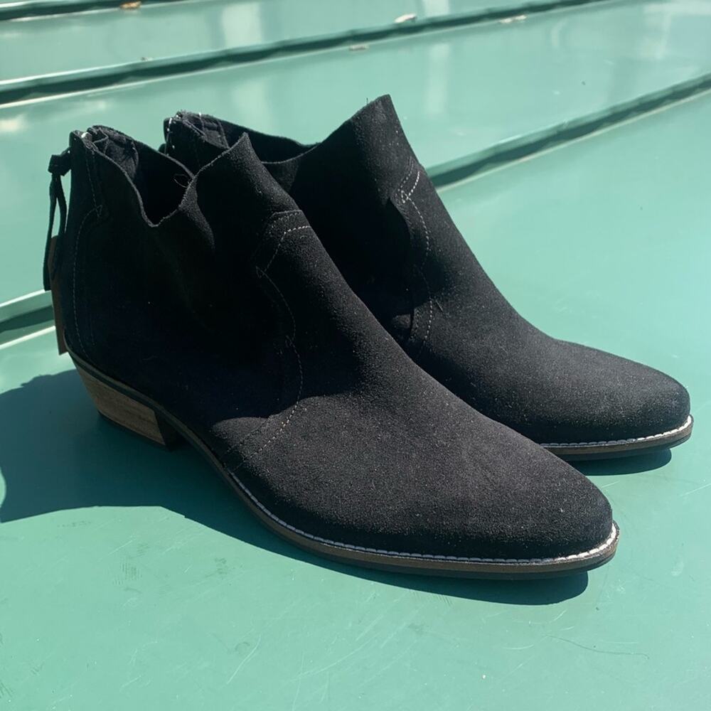 NWT Crevo Women’s Justine black suede Leather Ankle Booties with zipper